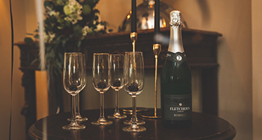 Champagneglazen met een fles champagne op tafel